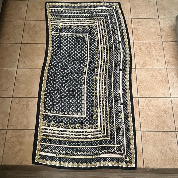 100% silk Black and White Monogram Wrap - Picture 10 of 14